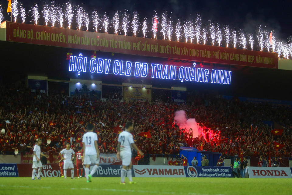 U23 Việt Nam có một trận đấu không như ý nhưng hình ảnh này trên khán đài Cẩm Phả sẽ mãi khắc ghi trong tim người hâm mộ. (Ảnh: Minh Chiến/Vietnam+)