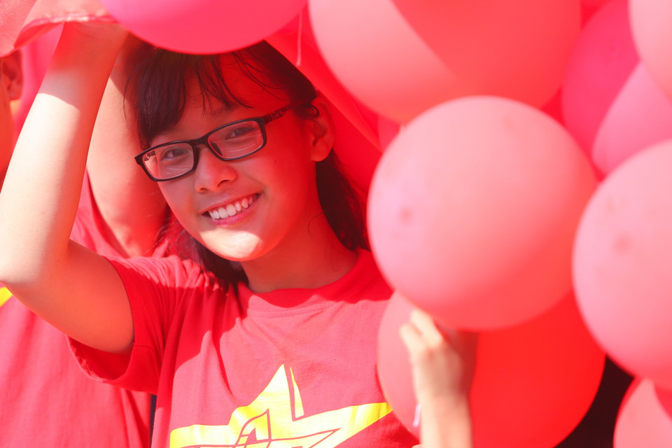 Một “fan” nữ xinh đẹp trong trận hòa 2-2 của U23 Việt Nam trước U23 Myanmar chiều tối ngày 22/5. Đây là trận đấu cuối cùng của tuyển U23 trước khi rời Việt Nam. (Ảnh: Minh Chiến/Vietnam+) Bốn bàn thắng, một sân vận động chật kín, pháo hoa, pháo sáng, đại kỳ Việt Nam và những ca sỹ nổi tiếng, “tiệc chia tay” U23 Việt Nam trên sân Cẩm Phả đã diễn ra trên cả sự mong đợi.