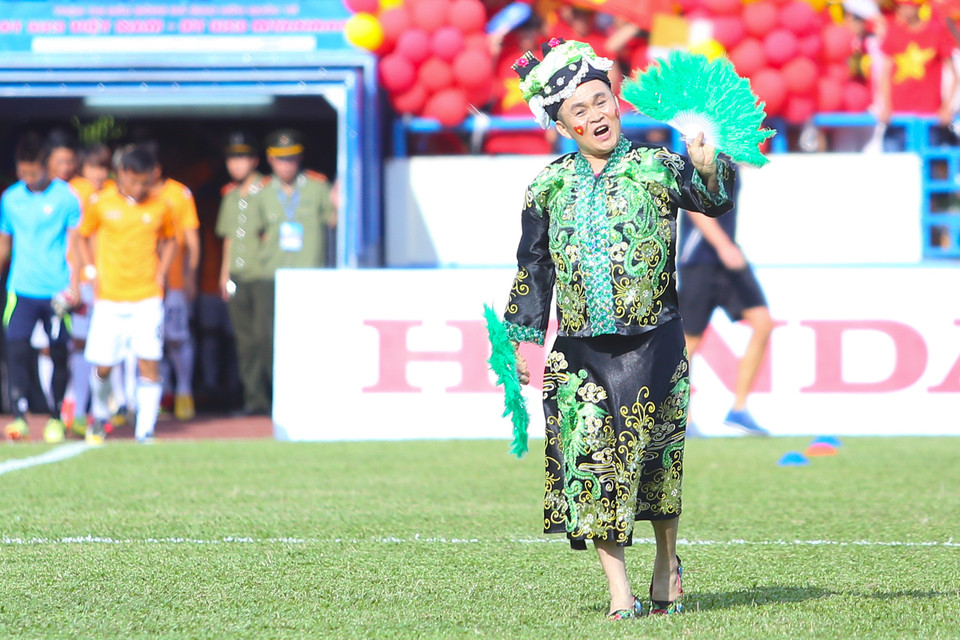 Không chỉ bóng đá, Cẩm Phả còn thết đãi cổ động viên bằng nhiều loại hình giải trí khác nhau. Danh hài Xuân Hinh đi tiên phong với hàng loạt tiết mục trình diễn độc đáo. (Ảnh: Minh Chiến/Vietnam+)