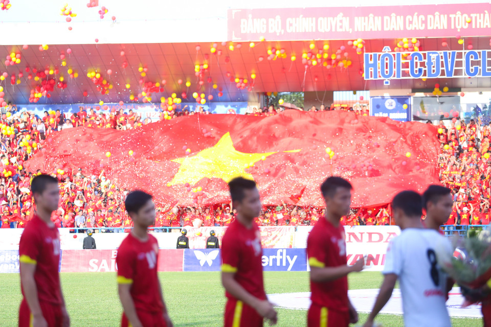 Đại kỳ và bóng bay ngập trên bầu trời Cẩm Phả ngay khi trận đấu bắt đầu. Sự kiện cổ vũ U23 Việt Nam được tổ chức bởi Hội cổ động viên Than Quảng Ninh và hội cổ động viên bóng đá Việt Nam. (Ảnh: Minh Chiến/Vietnam+)