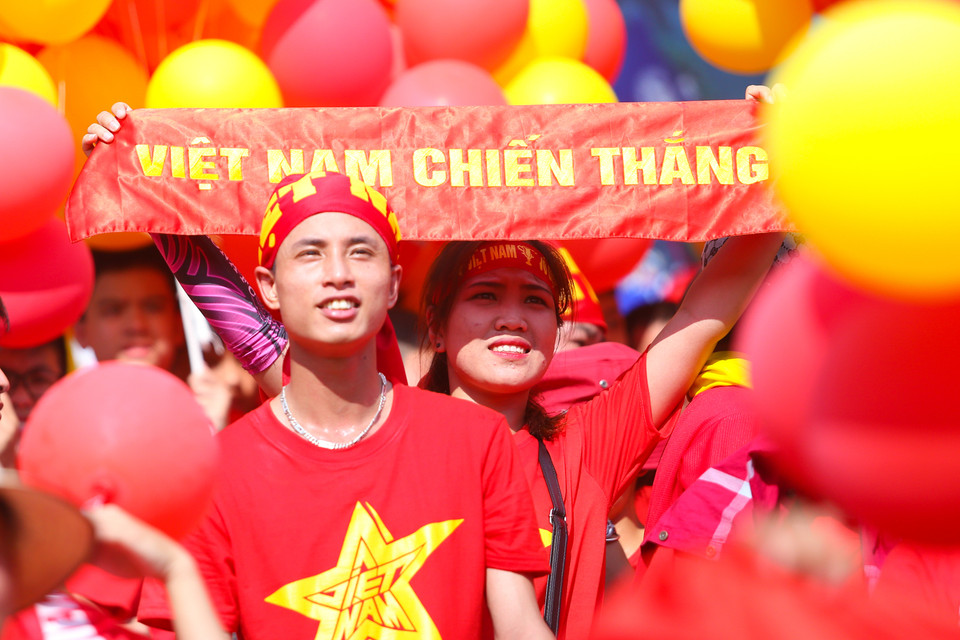 Hôm nay, cổ động viên địa phương không mặc áo xanh của Than Quảng Ninh mà chọn áo đỏ sao vàng của đội tuyển quốc gia. (Ảnh: Minh Chiến/Vietnam+)