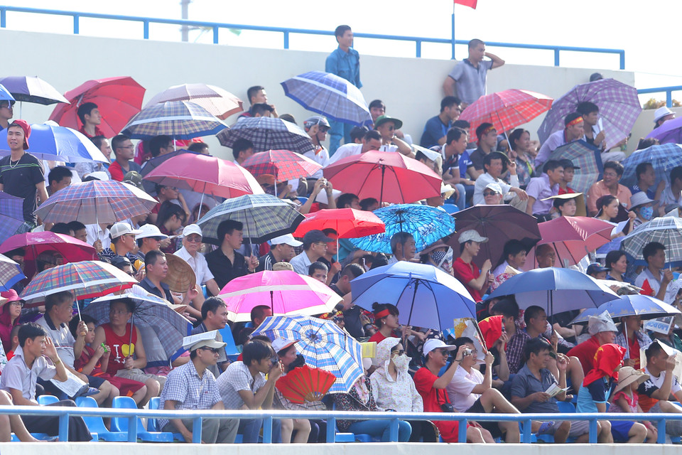 Bất chấp thời tiết nắng nóng, người hâm mộ Quảng Ninh vẫn tới sân rất sớm. Đây là lần đầu tiên, một đội tuyển nam quốc gia hành quân xuống đất mỏ. (Ảnh: Minh Chiến/Vietnam+)