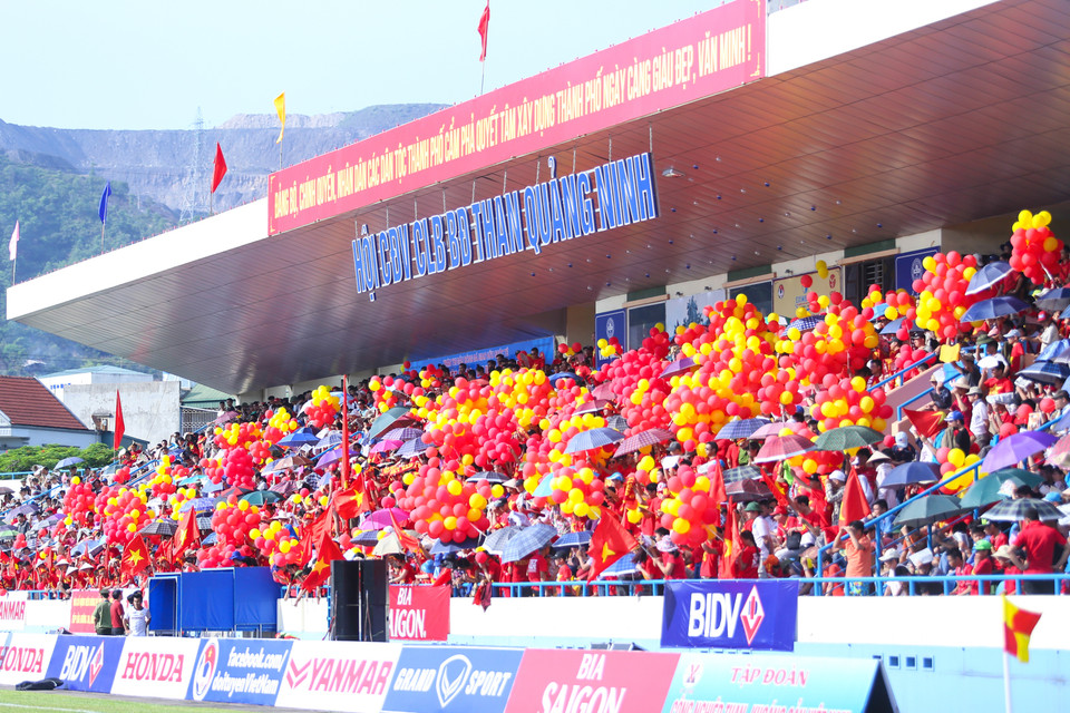 3 giờ trước khi bóng lăn, sân Cẩm Phả gần như không còn chỗ trống. (Ảnh: Minh Chiến/Vietnam+)