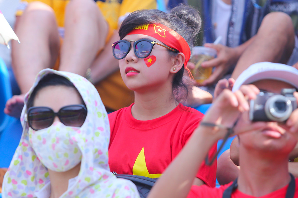 Như thường lệ, đất mỏ luôn có “đặc sản” địa phương là những thiếu nữ xinh dẹp, thướt tha. (Ảnh: Minh Chiến/Vietnam+)