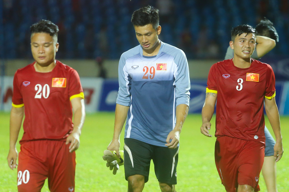 Phí Minh Long chơi 70 phút không thủng lưới một lần, Minh Toàn (số 29) bắt 20 phút hai lần vào lưới nhặt bóng. Một sự so sánh đáng suy nghĩ. (Ảnh: Minh Chiến/Vietnam+)