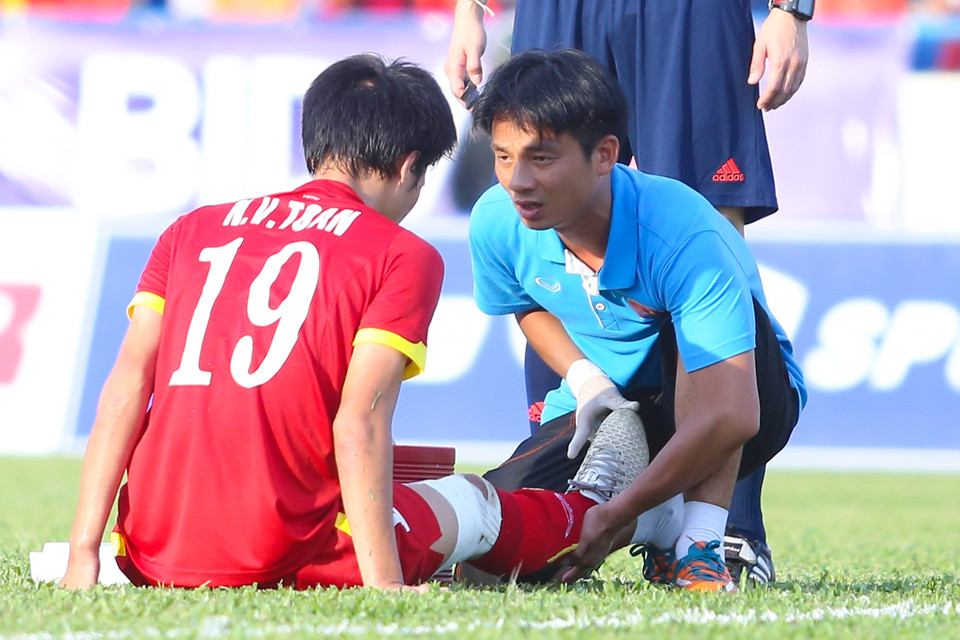 Trận đấu mới bắt đầu được vài phút, tiền vệ trái Văn Toàn đã dính chấn thương. Nhưng anh sớm hồi phục và nhanh chóng vào sân sau vài phút. (Ảnh: Minh Chiến/Vietnam+)
