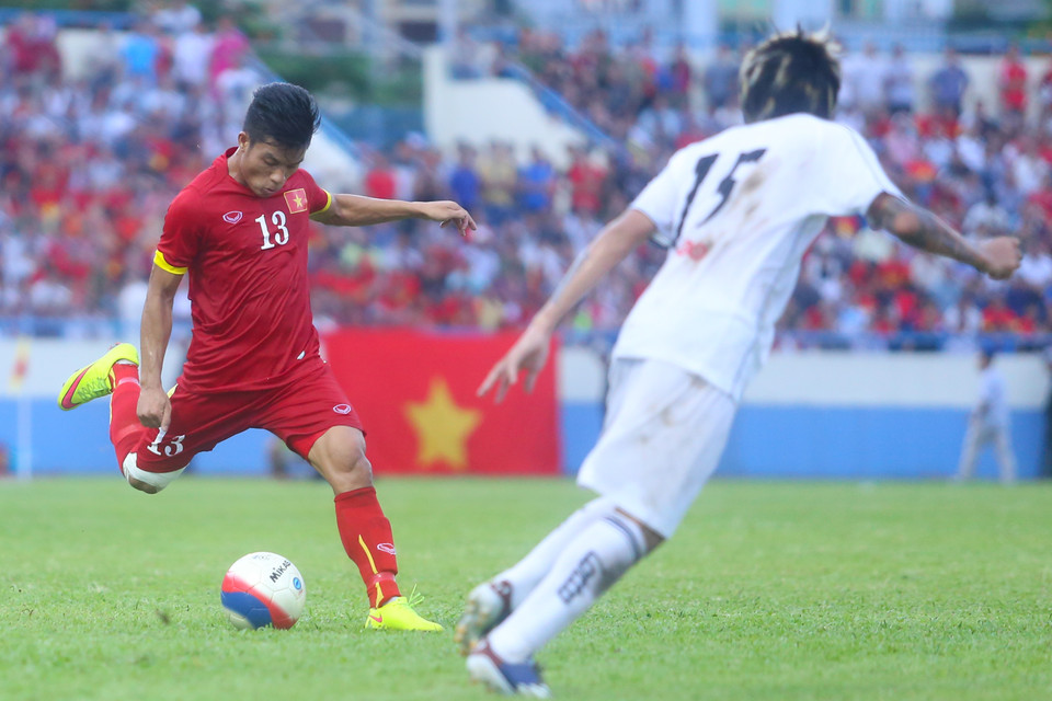 Huỳnh Tấn Tài đảm bảo cho cánh phải công cường thủ mạnh. Sự có mặt của tiền vệ này trong đợt tập trung tuyển quốc gia ở trận đấu với Thái Lan là một bất ngờ nho nhỏ. (Ảnh: Minh Chiến/Vietnam+)