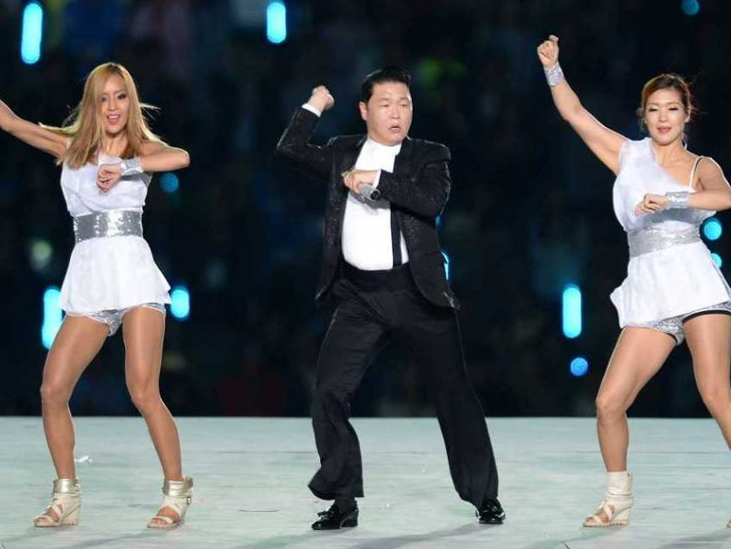 Điệu nhảy Gangnam-style lừng danh được biểu diễn bởi Psy ở lễ khai mạc. (Ảnh: AFP)