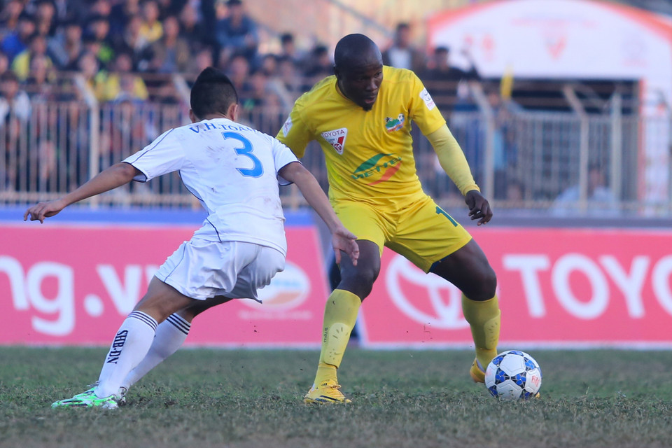 Ngoại binh Timothy đã chơi khá tốt với một đường kiến tạo thành bàn cho Đình Tùng. (Ảnh: Minh Chiến/Vietnam+)