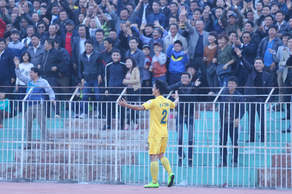 Số 2 ghi bàn ngay trong trận đấu đầu tiên trở lại đội bóng quê hương. Một kỷ niệm ngọt ngào cho Đình Tùng sau quãng thời gian lưu lạc tại Hải Phòng. (Ảnh: Minh Chiến/Vietnam+)