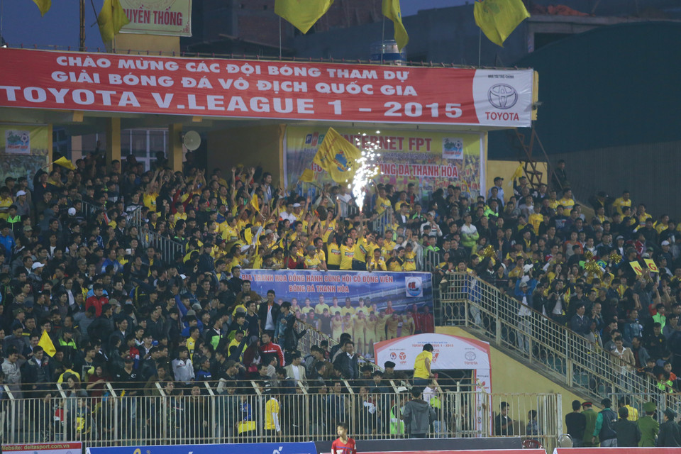 Sân Thanh Hóa mở hội sau chiến công đầu tiên ở V-League 2015 của thầy trò huấn luyện viên Vũ Quang Bảo. (Ảnh: Minh Chiến/Vietnam+)