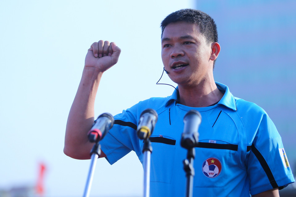Trọng tài Hà Anh Chiến tuyên thệ trung thực trong ngày khai mạc V-League trên sân Thanh Hóa. (Ảnh: Minh Chiến/Vietnam+)