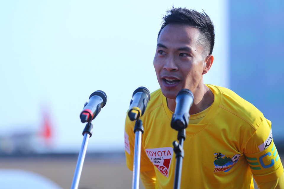 Đội trưởng Lê Đức Tuấn của Thanh Hóa thay mặt hai đội tuyên thệ trước hơn 10 ngàn khán giả nhà. (Ảnh: Minh Chiến/Vietnam+)