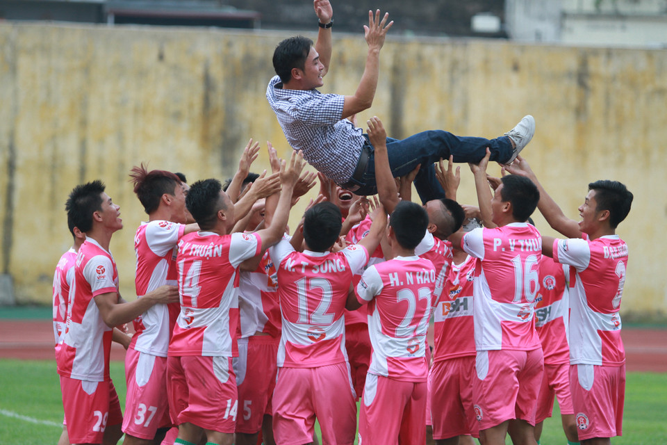 Cầu thủ Câu lạc bộ Hà Nội và huấn luyện viên Nguyễn Hữu Thắng ăn mừng chức vô địch giải Hạng Nhất 2015. Danh hiệu này đưa Câu lạc bộ Hà Nội lên hạng, biến họ trở thành đội bóng thứ hai của thủ đô ở V-League 2016. (Ảnh: Minh Chiến/Vietnam+)