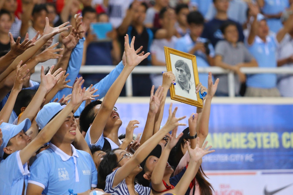 Cổ động viên Việt giương cao chân dung David Silva trong chuyến du đấu của Manchester City tới Việt Nam hồi tháng 7/2015. Đây là đội bóng lớn thứ hai của Anh quốc tới Việt Nam sau Arsenal 2013. (Ảnh: Minh Chiến/Vietnam+)