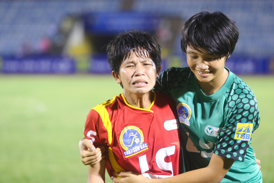 Trần Thị Hồng Lĩnh (áo đỏ) của Thành phố Hồ Chí Minh òa khóc sau trận hòa 2-2 với Hà Nội I tại vòng đấu cuối Giải vô địch quốc gia nữ 2015. Thành phố Hồ Chí Minh đăng quang ngôi vô địch sau 5 năm chờ đợi. (Ảnh: Minh Chiến/Vietnam+)