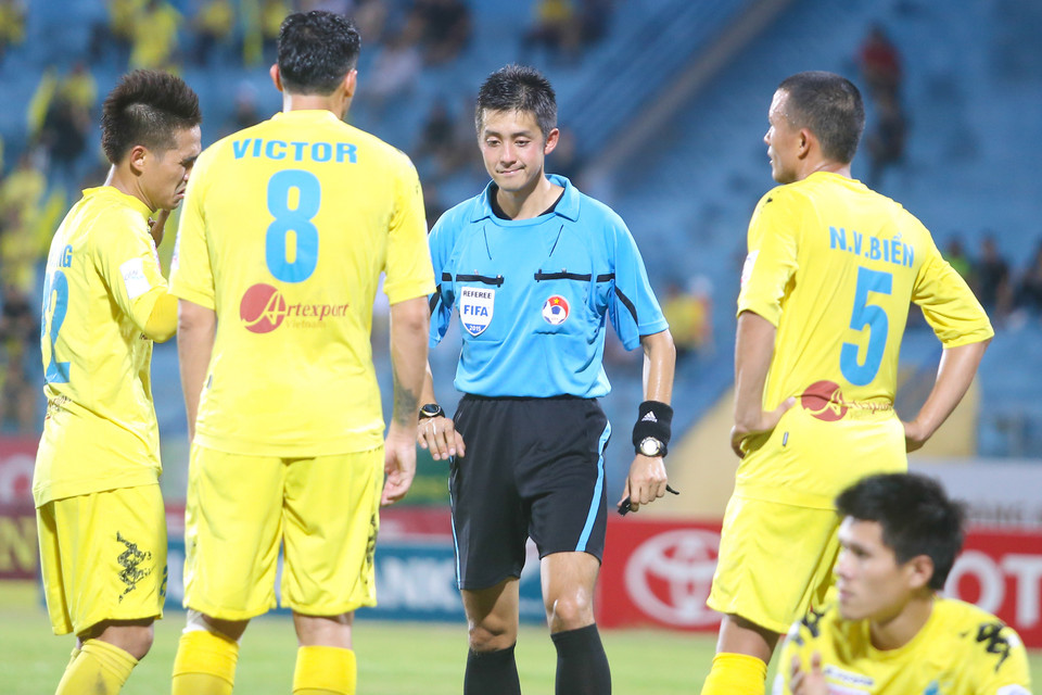 Trọng tài Nhật Bản Takuto Okabe trong trận Hà Nội T&amp;T gặp Becamex Bình Dương tại vòng 21 V-League. Lần đầu tiên trong lịch sử, một trọng tài ngoại bắt chính ở V-League. (Ảnh: Minh Chiến/Vietnam+)