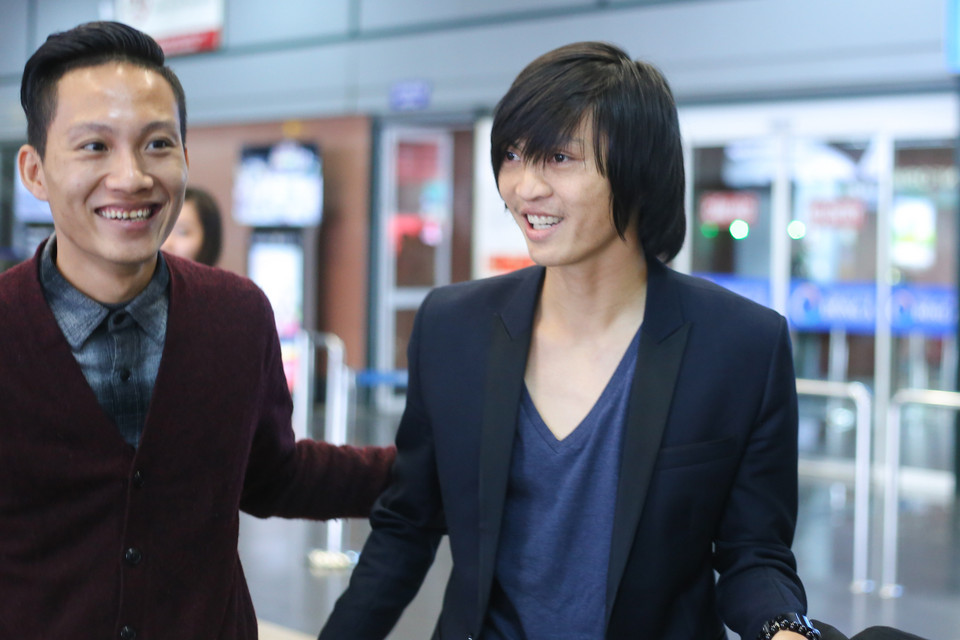 Tiền vệ Nguyễn Tuấn Anh (phải) gầy nhom ở Nội Bài hôm 8/12 sau một tuần thử việc tại Yokohama FC. Anh trở về để hội quân cùng U23 Việt Nam dự vòng chung kết giải U23 châu Á 2015. (Ảnh: Minh Chiến/Vietnam+)