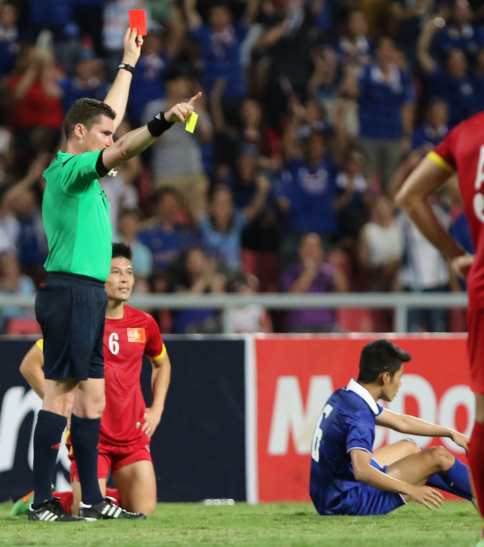 Tấm thẻ đỏ của số 6 Minh Châu gián tiếp dẫn tới thất bại 0-1 cho tuyển Việt Nam trước tuyển Thái Lan tại lượt trận mở màn vòng loại thứ hai World Cup 2018 khu vực châu Á. (Ảnh: Đỗ Đen /Vietnam+)
