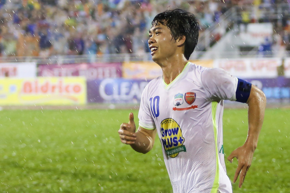 Tiền đạo Nguyễn Công Phượng ăn mừng bàn mở tỷ số 1-0 cho U21 Hoàng Anh Gia Lai trước U19 Hàn Quốc tại chung kết giải U21 quốc tế 2015. Anh cũng giành cú đúp danh hiệu Vua phá lưới và Cầu thủ xuất sắc nhất giải. (Ảnh: Minh Chiến/Vietnam+)