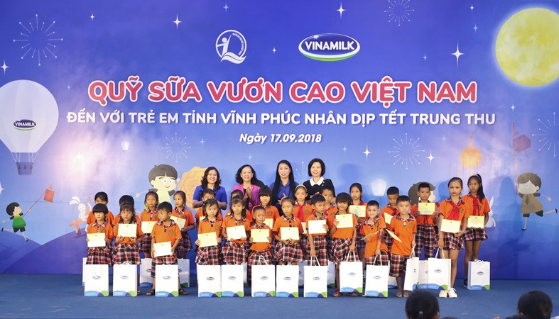 Bà Trương Thị Mai - Uỷ viên Bộ chính trị, bí thư Trung ương Đảng, trưởng ban dân vận Trung ương; bà Nguyễn Thị Hà - Thứ trưởng Bộ Lao động - Thương binh và Xã hội; bà Hoàng Thị Thuý Lan - bí thư tỉnh uỷ Vĩnh Phúc và bà Bùi Thị Hương - Giám đốc Điều hành Vinamilk trao quà và sữa cho các em học sinh. ( Ảnh: CTV)
