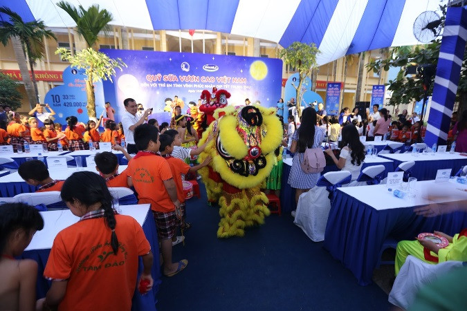 Các em học sinh hào hứng khi được chơi các trò chơi vụi nhộn, rước đèn trung thu và uống sữa cùng bạn bè. ( Ảnh: CTV)