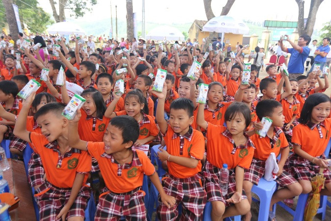 Các em học sinh hào hứng khi được chơi các trò chơi vụi nhộn, rước đèn trung thu và uống sữa cùng bạn bè. ( Ảnh: CTV)