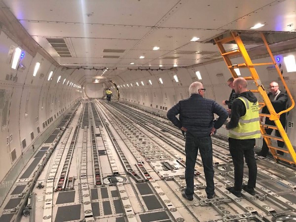 Các chuyên gia kiểm tra lại khoang chứa bò trong máy bay chuyên dụng trước khi chuyên chở các cô bò A2 về Việt Nam. (Ảnh: PV)