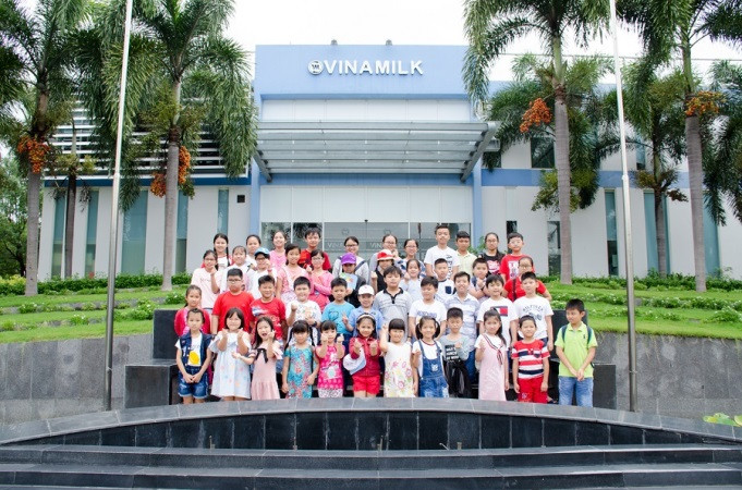 Các bé đã có một ngày thật vui với nhiều hoạt động bổ ích tại Nhà máy sữa Việt Nam. (Ảnh: PV)