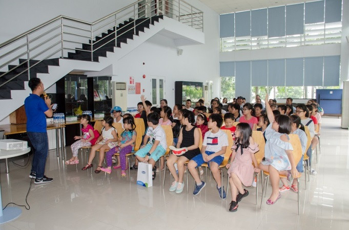 Các bé đã có một ngày thật vui với nhiều hoạt động bổ ích tại Nhà máy sữa Việt Nam. (Ảnh: PV)