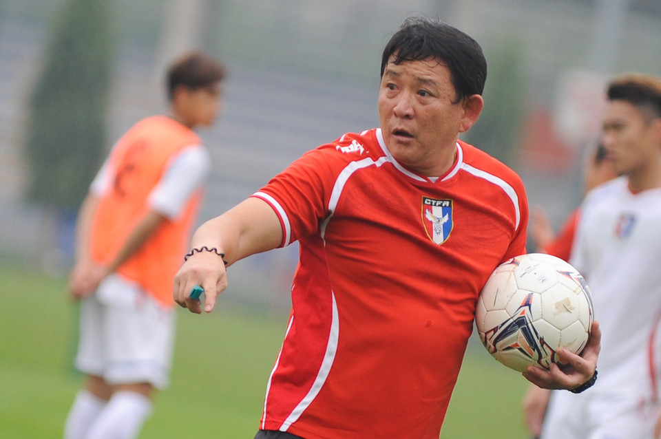 Huấn luyện viên Kuei-Jen rất quyết tâm tìm kiếm kết quả có lợi để nâng tầm tuyển Đài Loan trên bảng xếp hạng FIFA. (Ảnh: Đỗ Đen/Vietnam+)