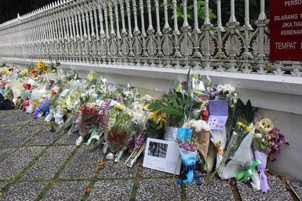Hàng rào bên ngoài dinh Tổng thống Istana trên đường Orchard trung tâm thành phố tràn ngập hoa của người dân dành cho vị lãnh tụ vĩ đại của dân tộc Singapore.