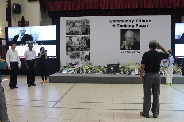 Một người lính chào từ biệt trước di ảnh của cựu Thủ tướng Lý Quang Diệu tại khu tưởng niệm đặt tại cộng đồng dân cư khu vực Tanjong Pagar ngày 24/3.