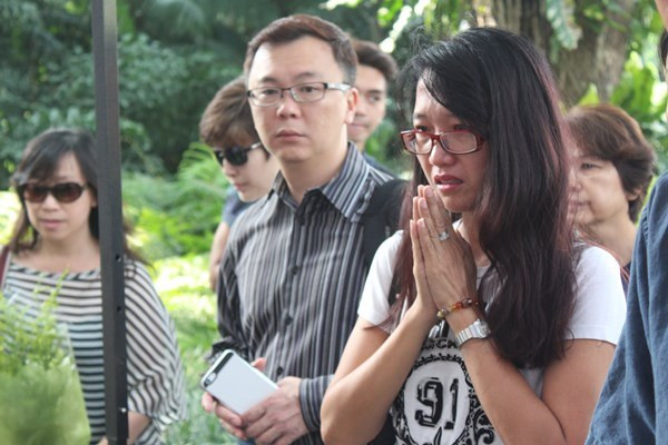 Nhiều người dân không cầm được nước mắt trước sự ra đi của vị Thủ tướng đầu tiên, người khai sinh ra nước Cộng hòa Singapore.