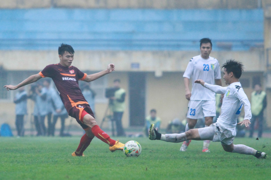 Tình huống vào bóng bằng gầm giày của Quốc Long với một cầu thủ Olympic. (Ảnh: Minh Chiến/Vietnam+)