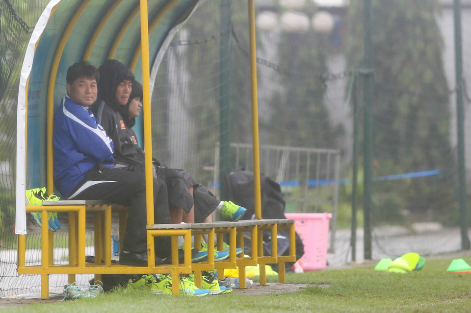 Nhiều cầu thủ chấn thương vẫn phải ngồi ngoài hoặc tập riêng. (Ảnh: Minh Chiến/Vietnam+)