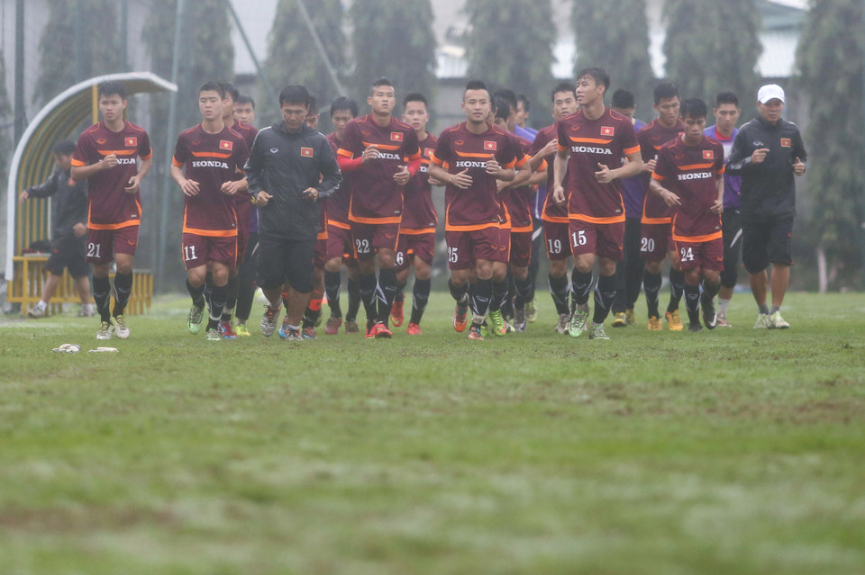 Cơn mưa đổ xuống Mỹ Đình đã làm ảnh hưởng rất nhiều tới mặt sân. (Ảnh: Minh Chiến/Vietnam+)