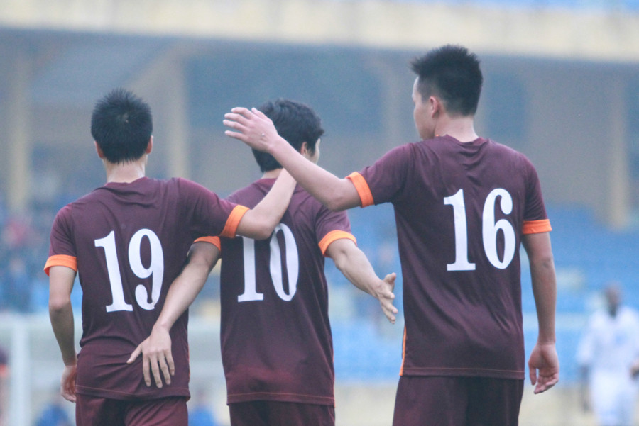 Hình hài hàng công Olympic Việt Nam với bộ ba Văn Toàn - Thanh Bình - Công Phượng đang hiện ra. (Ảnh: Minh Chiến/Vietnam+)