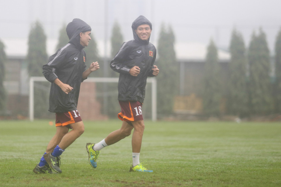 Nguyễn Hữu Dũng (phải) và Hoàng Thanh Tùng đã bắt đầu tập luyện trở lại. (Ảnh: Minh Chiến/Vietnam+)