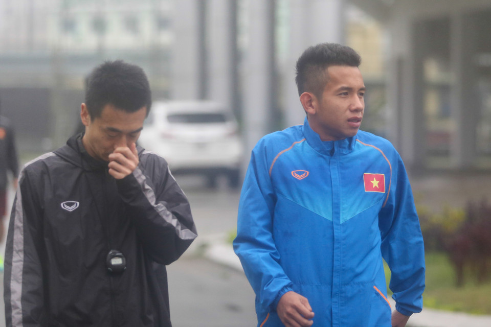 Nguyễn Phong Hồng Duy (áo xanh) được chăm sóc riêng bởi bác sỹ Kubo Shinichi. (Ảnh: Minh Chiến/Vietnam+)