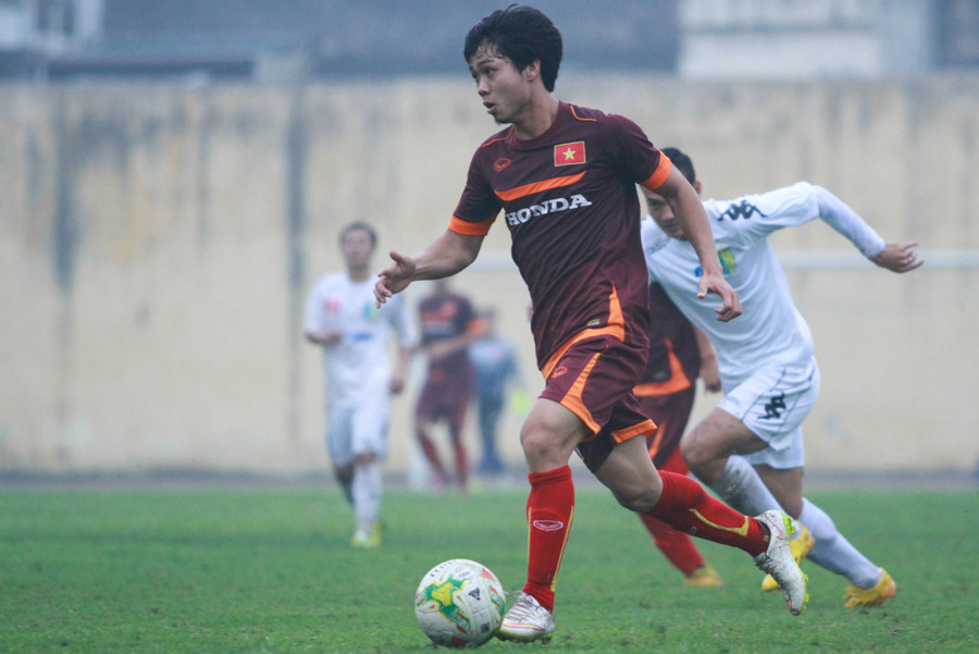 Phút 90, Công Phượng có tình huống đột phá cực tốt từ cánh trái trước khi sút tung lưới Văn Công. (Ảnh: Minh Chiến/Vietnam+)