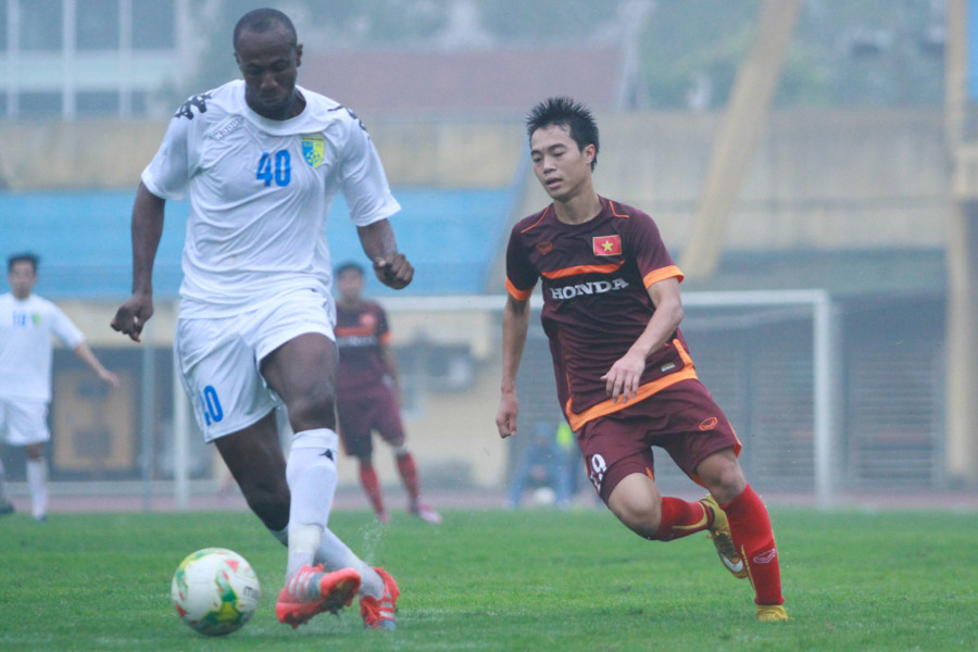 Văn Toàn và đồng đội tỏ ra lép vế hoàn toàn trước trung vệ ngoại binh cao to của đối thủ. (Ảnh: Minh Chiến/Vietnam+)