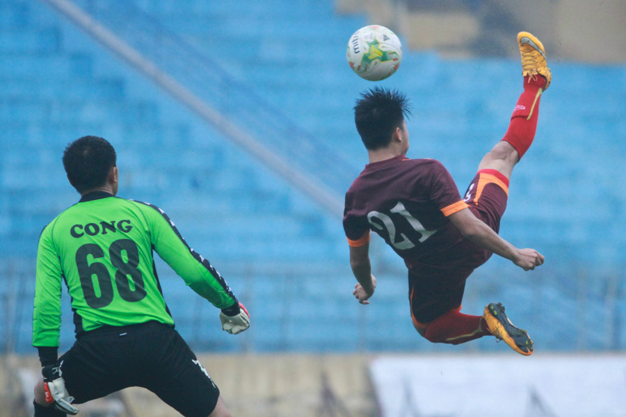 Một cơ hội hiếm hoi của Olympic Việt Nam sau sai lầm của thủ thành Văn Công đã được Văn Thành tận dụng khá tốt. (Ảnh: Minh Chiến/Vietnam+)