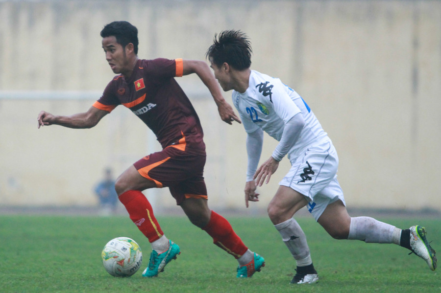 Với sự hỗ trợ của Đức Lương ở cánh trái, bộ đôi Hoàng Anh Gia Lai đã nhiều lần khoan thủng cánh phải của Hà Nội T&amp;T. (Ảnh: Minh Chiến/Vietnam+)