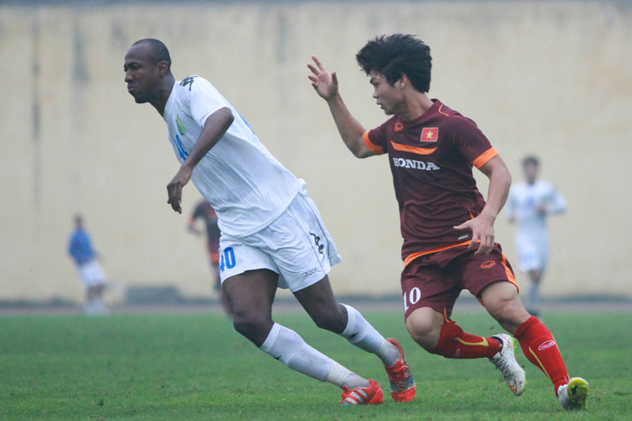 Công Phượng tích cực săn bóng và khiến Cyrus cũng phải gặp khó khăn. (Ảnh: Minh Chiến/Vietnam+)