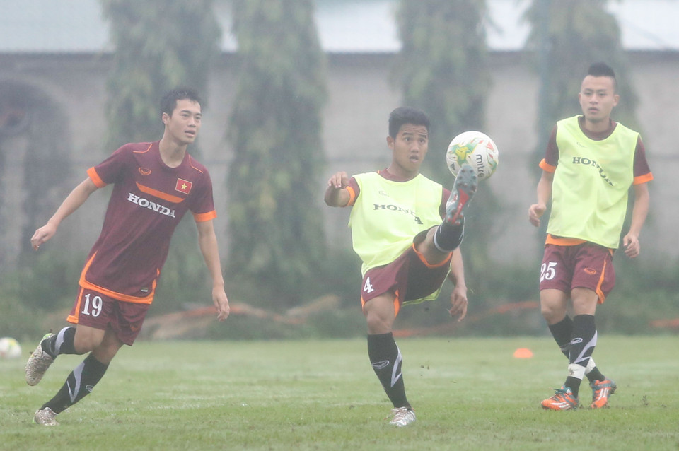 Sau bài tập lạ, tuyển Olympic tiếp tục chia đội đá tập. (Ảnh: Minh Chiến/Vietnam+)