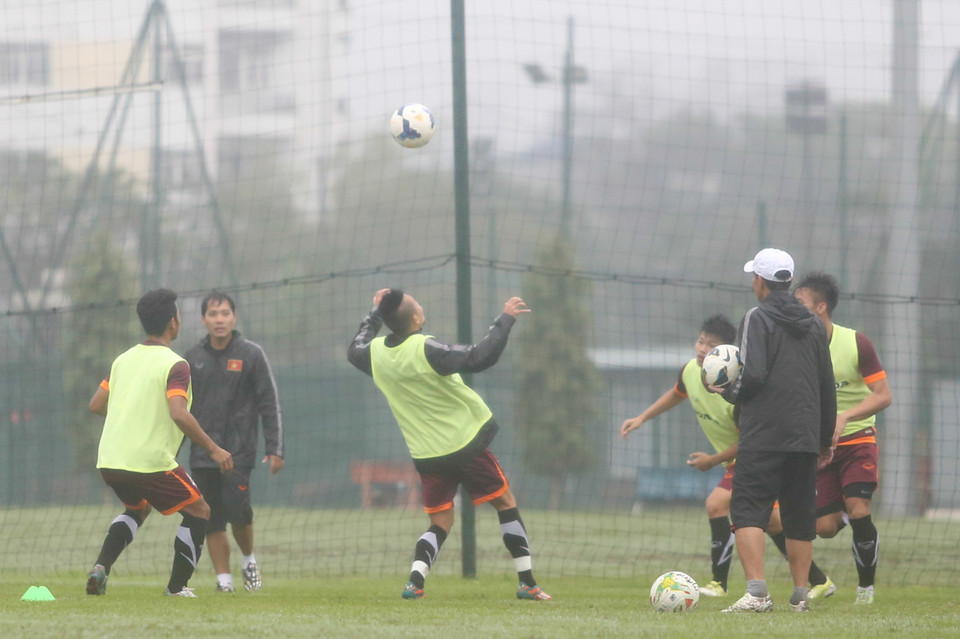 Huấn luyện viên Toshiya Miura cho các cầu thủ xếp hàng dọc, yêu cầu họ chuyền bóng bằng đầu trong một nhịp. (Ảnh: Minh Chiến/Vietnam+)