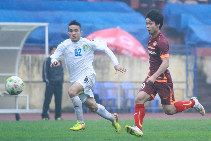 Sang hiệp hai, Công Phượng được tung vào sân, Olympic Việt Nam lập tức chơi khởi sắc hơn. (Ảnh: Minh Chiến/Vietnam+)