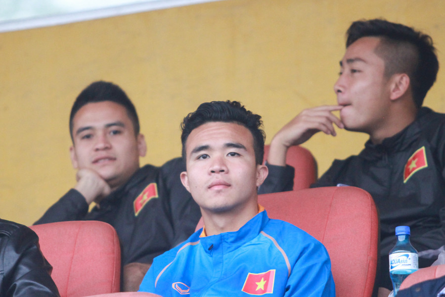 Sự sốt ruột của những cầu thủ chấn thương bên phía Olympic Việt Nam. (Ảnh: Minh Chiến/Vietnam+)