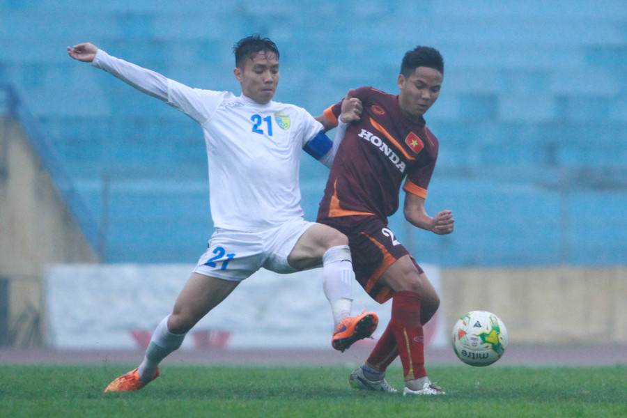 Olympic Việt Nam khởi đầu trận đấu khó khăn khi hàng tiền vệ của đội á quân V-League đã kiểm soát rất tốt tuyến giữa. (Ảnh: Minh Chiến/Vietnam+)